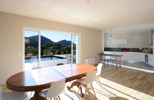 New villa with swimming pool overlooking a hectare of land overlooking the vineyard