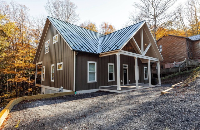 New! Walk to Slopes, 3 King Suites, Hot Tub. Firepit