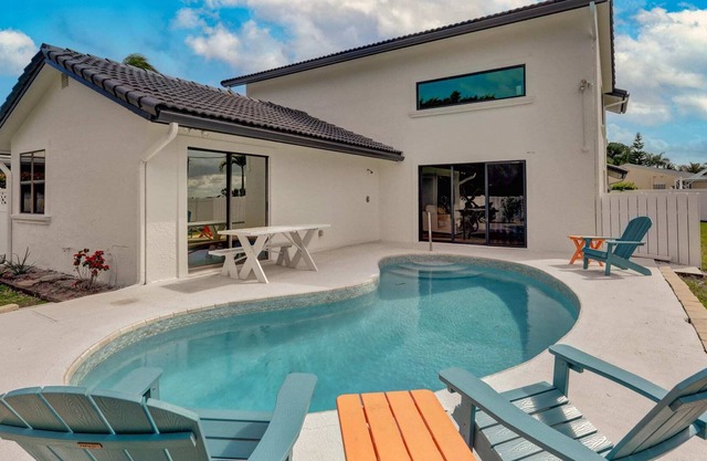 NEW! Walk to the Beach Juno Beauty w/ Pool & Bikes