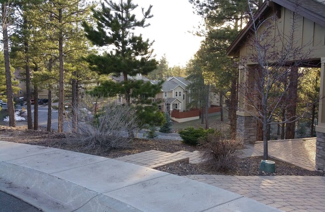 Newer 2350 SQ FT Townhouse private, close to downtown, hilltop views, A/C