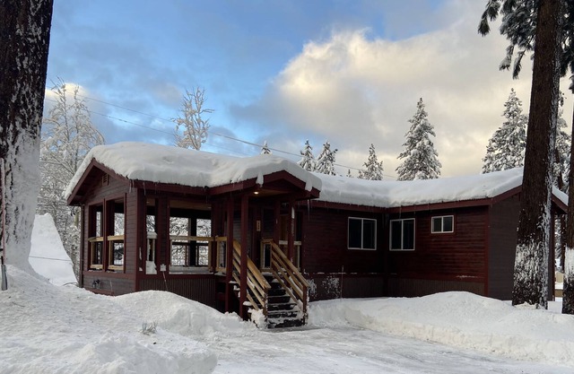 Newer cabin w/king bed, jetted tub&5G. Walk/bike to village-lake, food & trails.