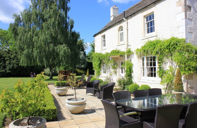 Newleaze Farm is an impressive family farmhouse with a large garden in a private rural setting.