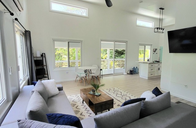 Newly Built 3-Bedroom Tropical Escape with Modern Comforts in Serene Utila!nn
