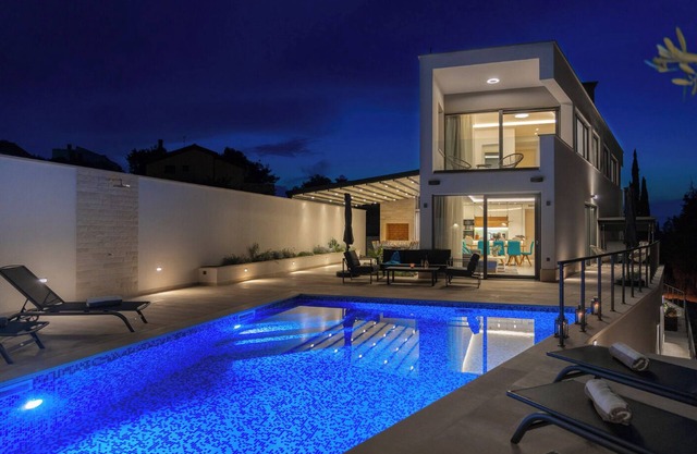 Newly Built 5 Star Luxury Villa Bondi for 8 people Next to Beautiful Beach