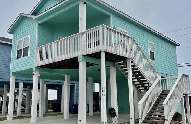 Newly built cottage with pool. Just minutes to the beach!