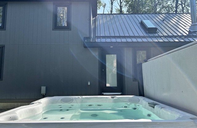 Newly built luxurious cabin with hot tub, jacuzzi and bbq grill and fire-pit!