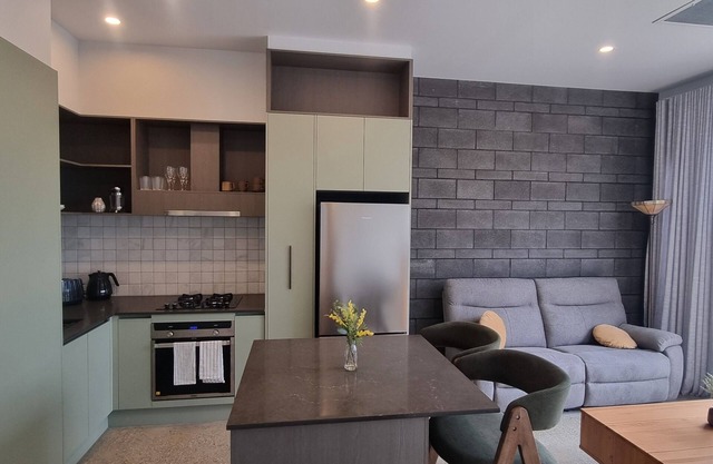 Newly-Built modern stylish flat, minutes from the beach, and surrounding Noosa