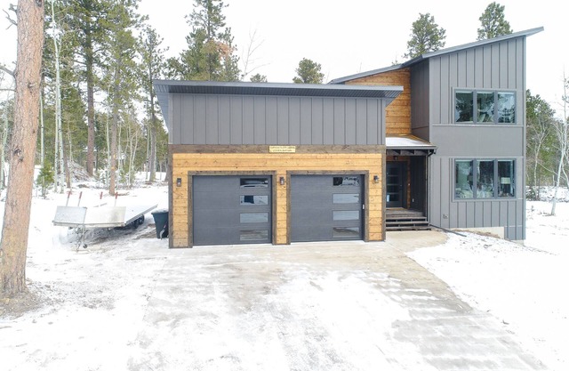 Newly Built Modern Cabin w/7 Person Hot tub, Games, TVs & Clubhouse w/Pool