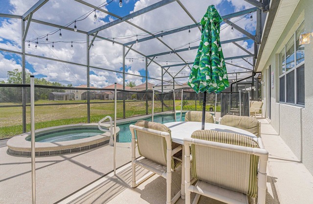 Newly decorated 4 bedroom Pool Home w/2 Masters, Games Room & Conservation View. Near Disney
