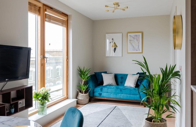 Newly refurbished 1 bed w balcony, Elephant Castle and Kennington, by GuestReady