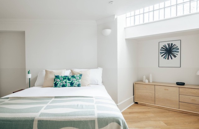 Newly Refurbished 2BD LG Apartment