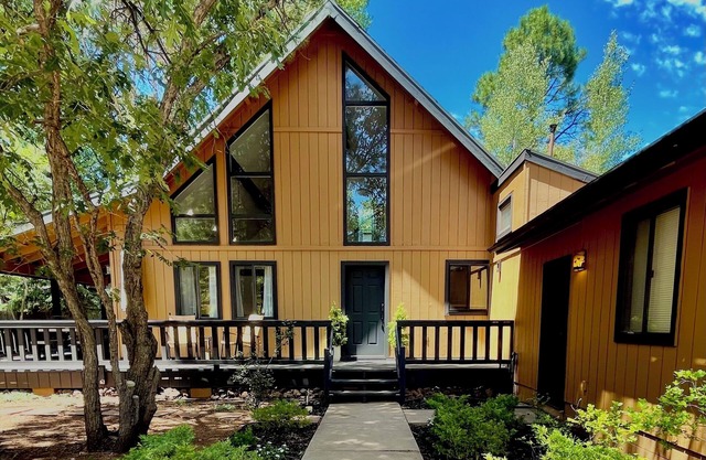 Newly remodeled Pinetop chalet! Family friendly near golf, lakes & Sunrise Ski!