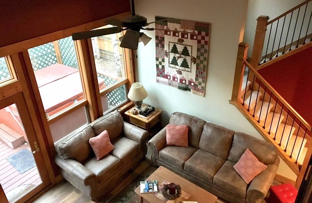 Newly Remodeled-2 Masters & 2 Gathering Areas. Hot Tub. Walk to Town