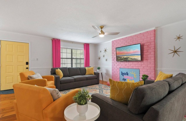 Newly Remodeled * Bright & Spacious Home * Sleeps 8 * Dogs Welcome