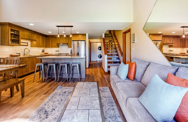 Newly remodeled condo on golf course with hot tub, bikes, SHARC Passes - Dog OK