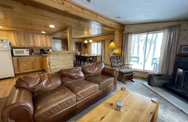 Newly remodeled lakeside cabin, post card views of every sunrise!