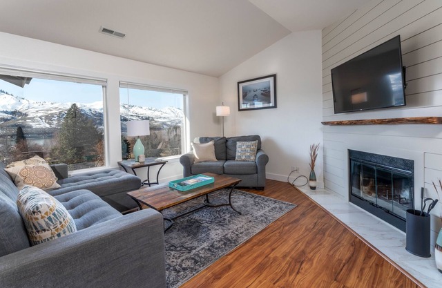 Newly Remodeled! Sunny Days B302 at Park Pointe with community pool.