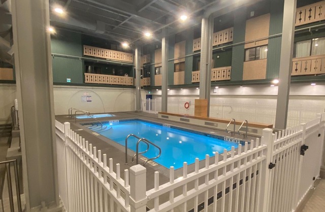 Newly renovated condo slope-side on Perfection ski run w/shared pool & hot tub