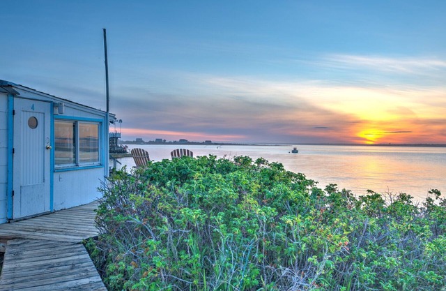 Newly renovated bayside bungalow w/king bed, kitchen, sunroom, deck and.