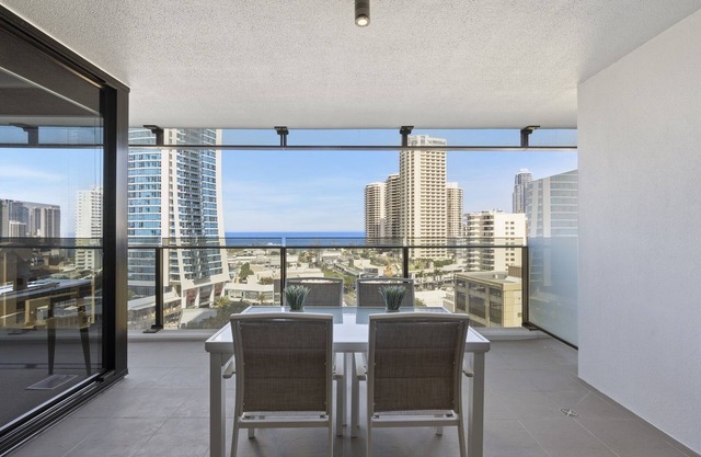 🤩 Newly Renovated Ocean View Apartment in the Heart of Surfers Paradise 🤩