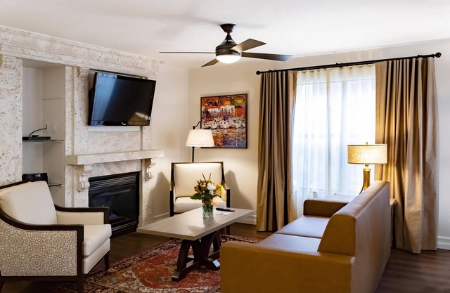 Newly Renovated Deluxe Condo Sleeps 4 - Free Shuttle To/From Strip, Outdoor Pool