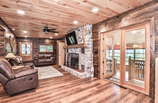 Newly Renovated Home and Cottage on Squirrel Lake!