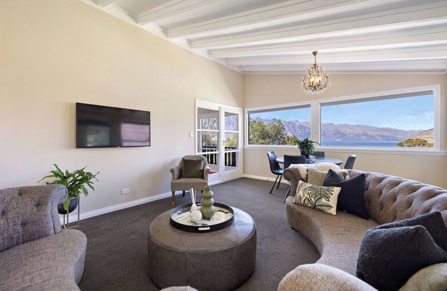 Newly Renovated Luxurious Chalet- 41A Lomond Cress