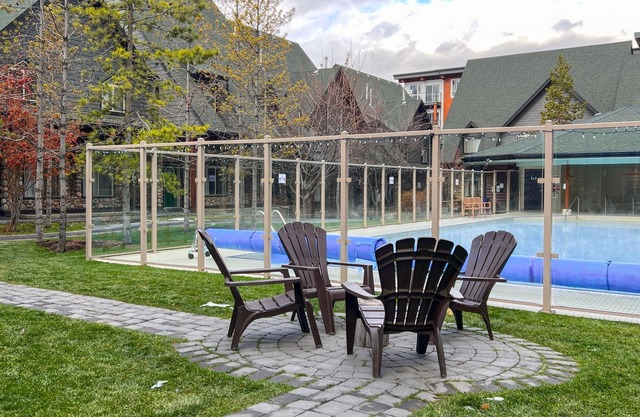 Newly Renovated! Marvellous Poolside Chalet - Pool & Hot Tub - Pet Friendly