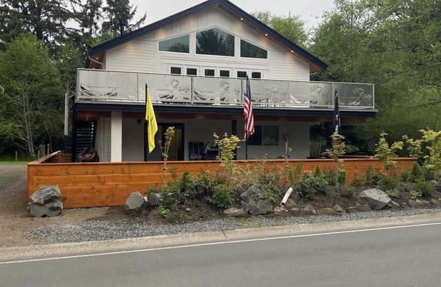Newly Renovated! Private hot-tub with easy beach access, 5 min walk to town!