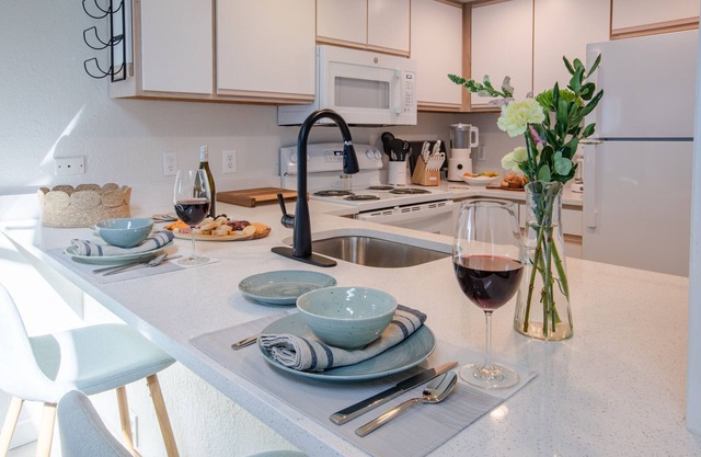 Newly Renovated Sunny Cannon Beach Studio cottage, stroll to beach & town