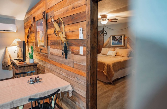 Newly Updated Western Cabin Near Downtown Granbury