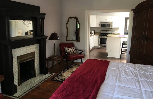 Newport Inn #1 - Walk to Levee and Downtown Cincinnati/REDS! Parking Included!!