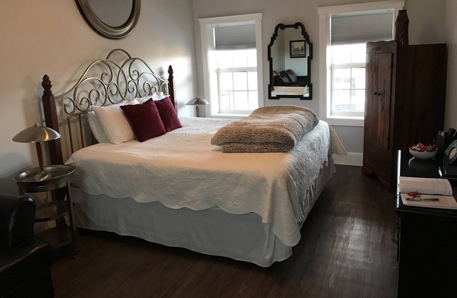 Newport Inn #2 - Walk to Levee and Downtown Cincinnati/REDS! Parking Included!!