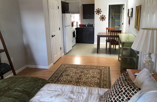 Newport Inn #3 - Walk to Levee and Downtown Cincinnati/REDS! Parking Included!!