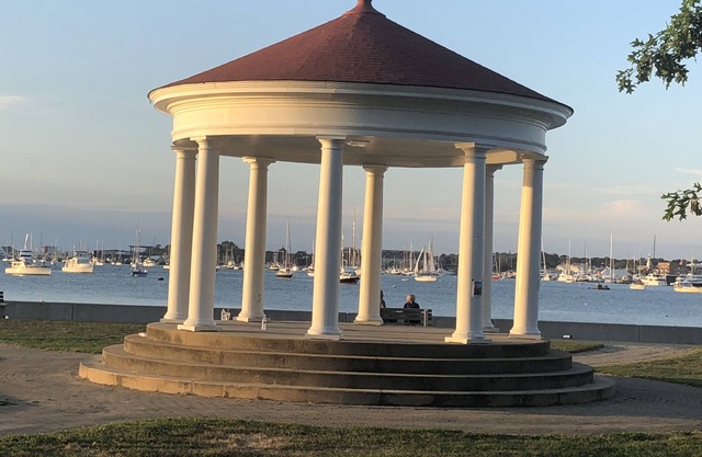 Newport -Walk to beach, playground, restaurants & off street parking