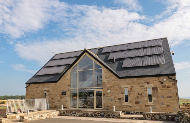 NEWTON VIEW, family friendly, with pool in Embleton