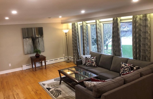 Niagara Executive Luxury - HUGE, Warm, Cozy and Clean 3 Bed, 1 Bath SuiteStay