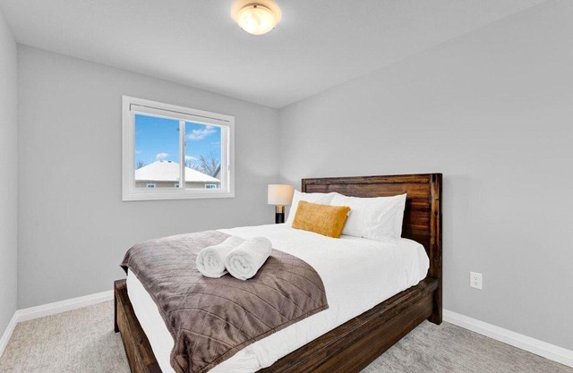 Niagara Falls Luxury Townhome! 3 Beds 3 Baths!