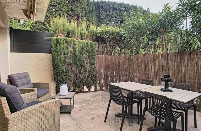 Nice amenities, close to beaches, swimming pool 232L/PY