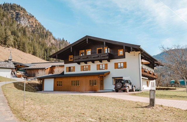 Nice apartment in villa for 2 guests with pets allowed