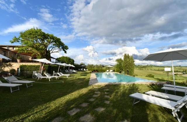 Nice apartment for 4 people with WIFI, A/C, pool, TV and pets allowed, close to Siena