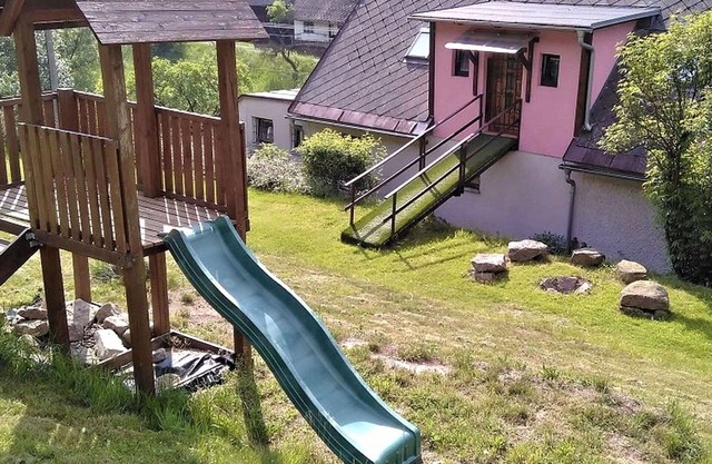 Nice apartment in villa for 4 people with pool, WIFI, TV, patio and pets allowed