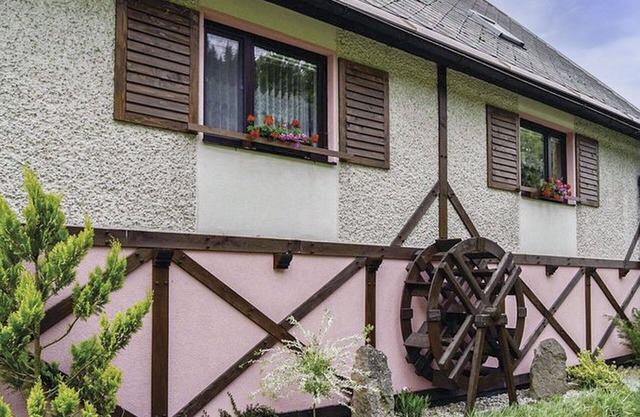 Nice apartment in villa for 18 people with pool, WIFI, TV, patio and pets allowed