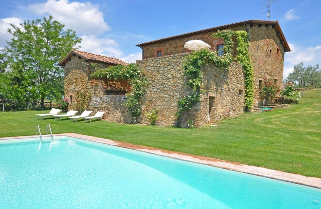 Nice apartment for 3 people with WIFI, pool, pets allowed, panoramic view and parking