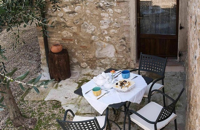 Nice apartment in villa with WIFI, pool, A/C, TV, patio and panoramic view, close to San Gimignano