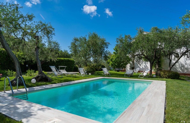 Nice apartment in villa with WIFI, pool, TV, patio, pets allowed, panoramic view and parking