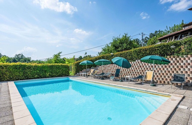 Nice apartment in villa for 14 people with WIFI, pool, patio and pets allowed