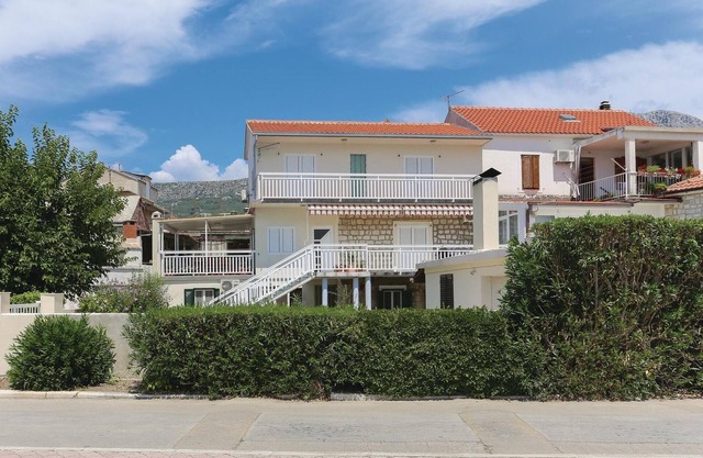 Nice apartment in Kastel Kambelovac