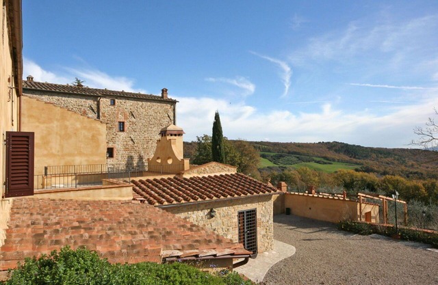 Nice apartment for 2 guests with WIFI, pool, TV, pets allowed and parking, close to San Gimignano
