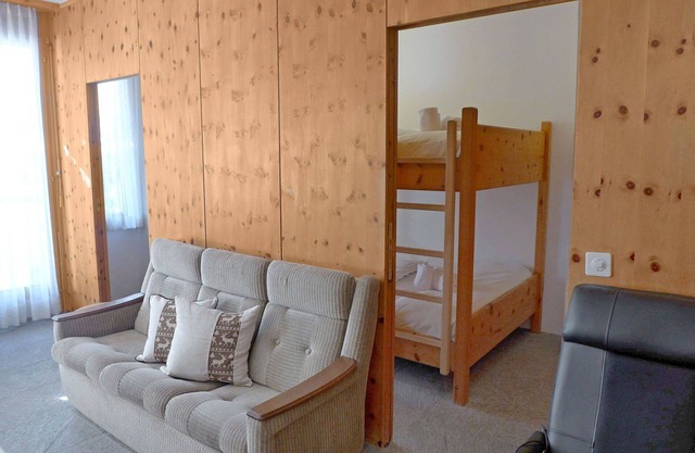 Nice apartment for 4 people with WIFI, TV, balcony, pets allowed and parking